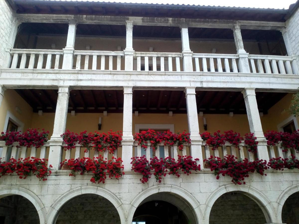 Old School Apartment Kastela Exterior photo