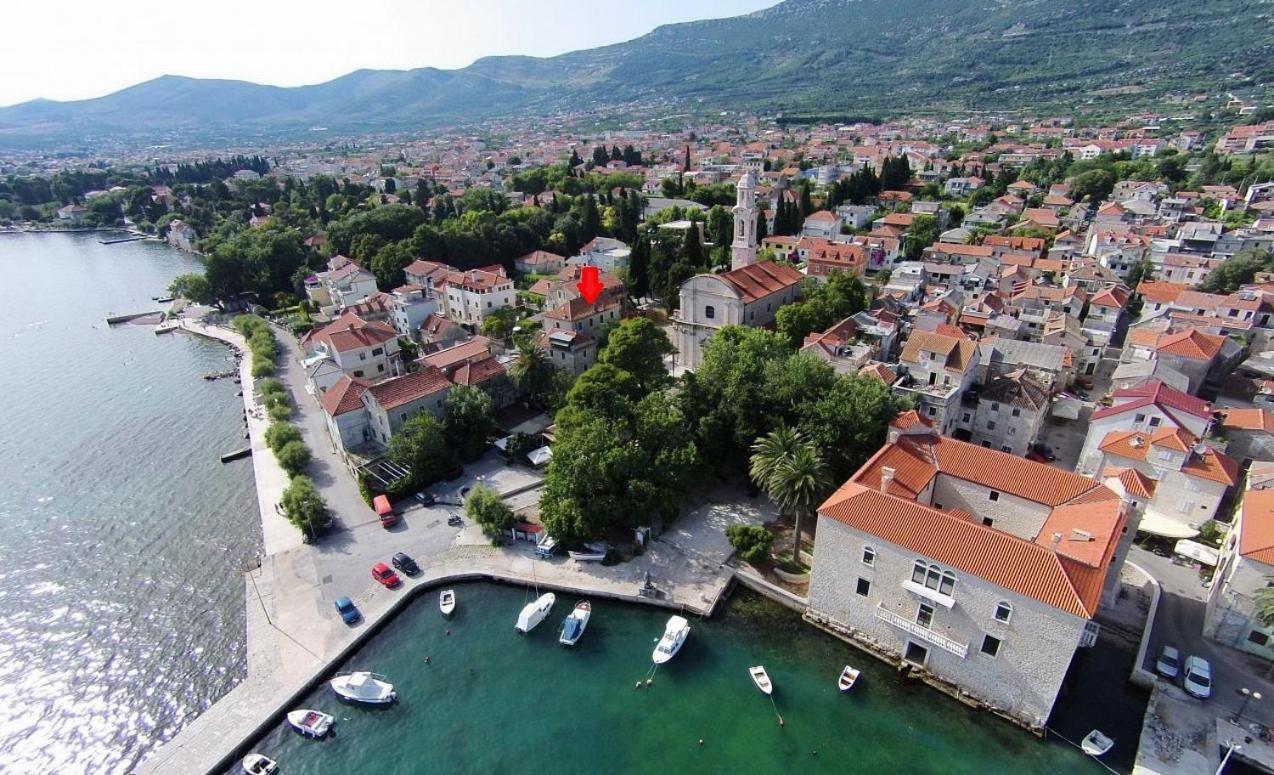 Old School Apartment Kastela Exterior photo